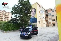Palermo, lancia cocaina dalla finestra durante un blitz antidroga allo Sperone: arrestato un 35enne,  denunciato il figlio