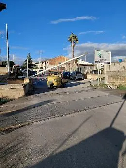 Vittoria, motoape resta incastrata tra le sbarre del passaggio a livello