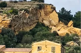 La collina che cede sopra la Panoramica dei Templi: crepe nella roccia, nodi nella politica