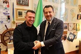 Al ministero con il leader neonazista inglese condannato per cocaina: bufera su Matteo Salvini