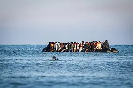Mediterraneo, ennesima tragedia: un solo superstite, 50 dispersi. La Sea-Watch 5 in arrivo a Catania