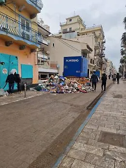 Ruspe in spiaggia, transenne, autorit&agrave; e operai a Letojanni