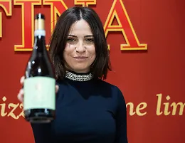 Federica Fina: &laquo;Il mondo del vino? Si tolga giacca e cravatta c&rsquo;&egrave; bisogno di leggerezza&raquo;