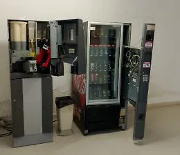 Dalle scuole al cimitero: la banda delle merendine non risparmia nemmeno i defunti