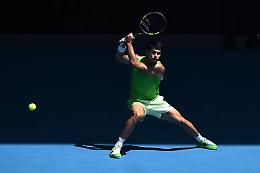 Alcaraz imbattuto agli Australian Open: servizio in stile Djokovic e sogno semifinale