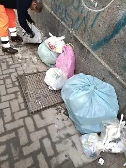 Pugno duro contro l'abbandono dei rifiuti: 10 incivili incastrati dalle telecamere e multati