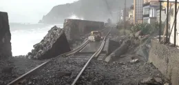 Binario sospeso nel vuoto, treni fermi da Itala a Taormina: bus sostitutivi e tempi di ripristino ancora incerti