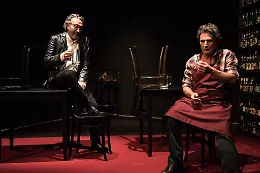 Il vuoto che parla: &laquo;Birre e rivelazioni&raquo; al Teatro Libero