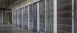 Tentano di introdurre mezzo chilo di hashish nel carcere di Cavadonna: un arresto e un complice in fuga