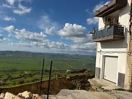 Niscemi, la disperazione di una famiglia sfollata: &laquo;Dall'oggi al domani siamo rimasti senza casa&raquo;