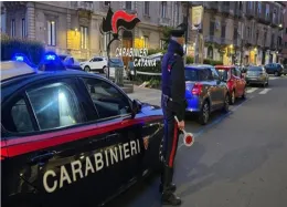 Catania, lo spaccio casalingo e il rifornimento di droga dall'auto parcheggiata sotto casa