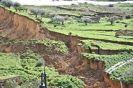 Niscemi, la collina che scivola e il terreno che si &egrave; abbassato di 50 metri: la situazione