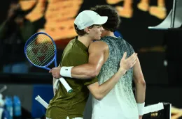 Australian Open, Sinner regola Shelton in 3 set e vola in semifinale contro Djokovic: &laquo;Sono questi i momenti per cui ti alleni&raquo;