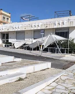 Il vento fa altri danni, a Marina di Modica copertura esterna di un ristorante rasa al suolo