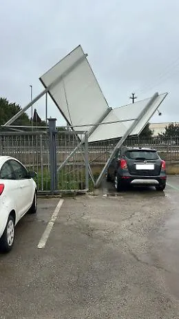A Ragusa volano pure i cartelloni pubblicitari, situazione difficile