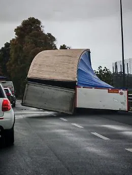 Raffiche di vento, primi danni in provincia di Ragusa: tir perde la copertura