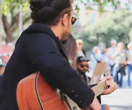 Novo in concerto al Caff&egrave; Letterario Volta Pagina: chitarra, folk e pezzi in siciliano