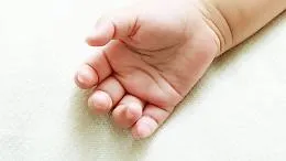 Vittoria, muore a 26 giorni mentre la mamma la sta allattando