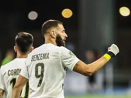 Benzema-Juve, l&rsquo;idea che incendia il mercato: tra una &ldquo;fascia&rdquo; molto italiana e un vecchio pallone bianconero