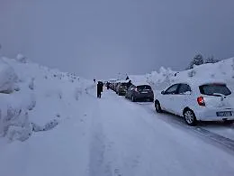 Etna Nord, prima giornata di sci a due facce: nel pomeriggio automobilisti bloccati per ore a Piano Provenzana