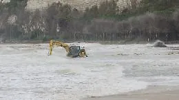 La barriera frangiflutti "fai da te" sulla spiaggia di Eraclea: l'assenza di controlli  e la soluzione inedita contro le mareggiate