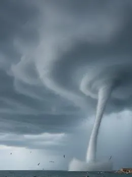 Tromba marina a Marzamemi: vortice in mare e fortissimo vento sulla terraferma