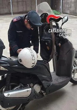 Sorpreso con un complice a manomettere uno scooter: minorenne denunciato a Catania