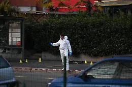 Alta tensione anche a Milano: gli agenti sparano e feriscono un uomo armato