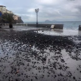 Eolie ancora battute da piogge e mareggiate: collegamenti di nuovo interrotti 