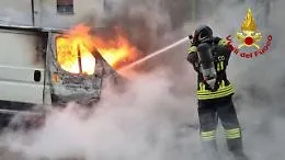Rogo nella notte a Favara, distrutto il furgone di un artigiano in pensione: la Procura apre un fascicolo
