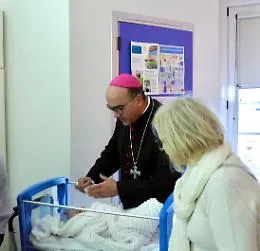 Giornata per la vita, il vescovo di Ragusa benedice neonati e neomamme