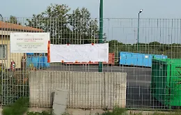 Isola ecologica chiusa alle 14 senza avviso: cittadini costretti a tornare con l'auto piena di rifiuti