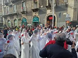 Sant'Agata, la festa della patrona di Catania entra nel vivo: in via Etnea la danza delle 'ntuppatedde