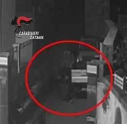 Pausa caff&egrave; si trasforma in aggressione: uomo immobilizzato per un debito e derubato a Scillichenti