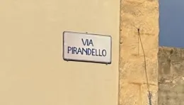 Operazione nostalgia a Scicli, la ceramica vince la plastica