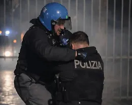 Domiciliari per un 22enne  accusato del pestaggio del poliziotto a Torino