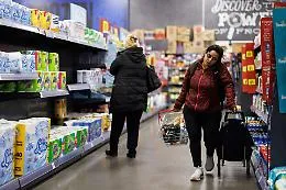 Si spende di pi&ugrave; e si compra di meno: che cosa dicono i dati Ista sui consumi