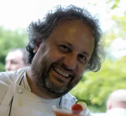 Chiaramonte Gulfi, un carico di pannelli fotovoltaici addosso. Perde la vita in un incidente lo chef Davide Di Corato