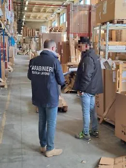 Vie di fuga ostruite e altre irregolarit&agrave; nel magazzino di un'azienda commerciale: un  dirigente denunciato