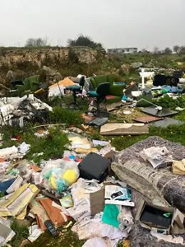 Ragusa, di tutto e di pi&ugrave; nella discarica abusiva in periferia