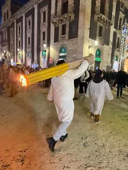 Sant'Agata, le foto dei fedeli con i ceri tra preghiera e devozione  