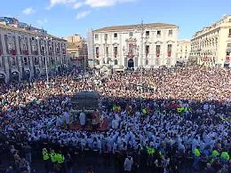 Sant'Agata: la salita di Sangiuliano al passo, il canto delle suore col sole e il rientro alle 13. Trantino: &laquo;C'&egrave; qualcosa da cambiare&raquo;
