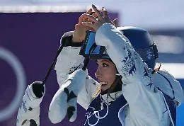 La regina del freeski Eileen Gu si rialza dopo una caduta e si prende il pass per la finale di luned&igrave;