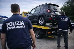 Comiso, l'officina era un centro di smistamento delle auto rubate