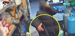 Terrore in via Ughetti, rapina a mano armata in una rivendita di bombole: arrestato 42enne