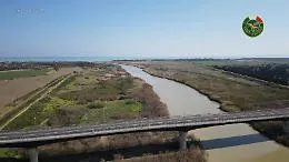 Fiume Simeto, manca un'autorizzazione e 160mila euro per ripulirlo dalle plastiche vanno perduti 
