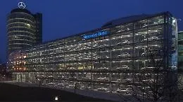 Mercedes, utili 2025 quasi dimezzati a 5,3 miliardi di euro