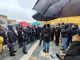 La crisi idrica approda a "Mattino 5": la rabbia dei cittadini in piazza Dante