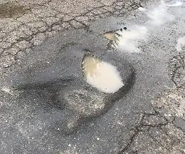 Strade come colabrodo: scatta il limite di 30 km/h in tutto il centro urbano
