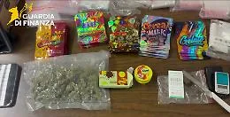 Hashish e marijuana arrivano attraverso i pacchetti di spedizione: sequestrati 200 grammi di droga, sventato un giro d'affari da 10.000 euro